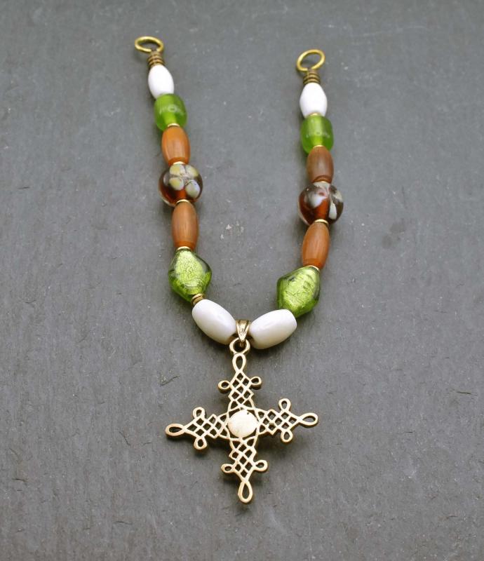 Rückseite der Keltische Fibelkette mit keltischem Kreuz, Horn und Knochen Perlen